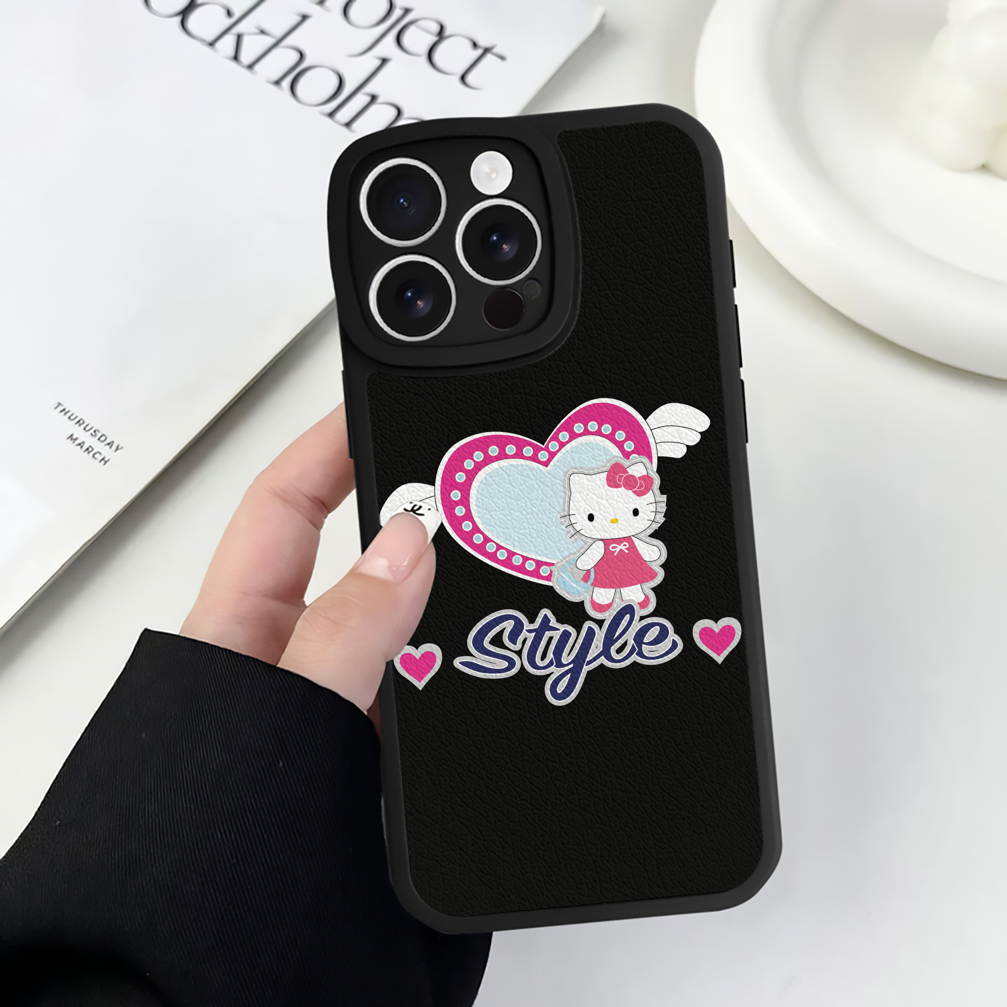 （画像用） Hello Kitty ハローキティ 【iPhone 16シリーズ対応】シリコンスマホケース（レザー調） 材質：シリコン